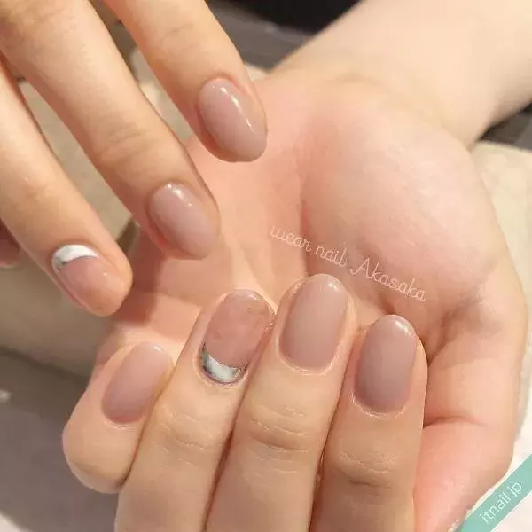 地味だなんて言わせない 上品な ヌーディーベージュネイル 10選 ローリエプレス 地味だなんて言わせない 上品な ヌーディーベージュネイル 10選 ローリエプレス