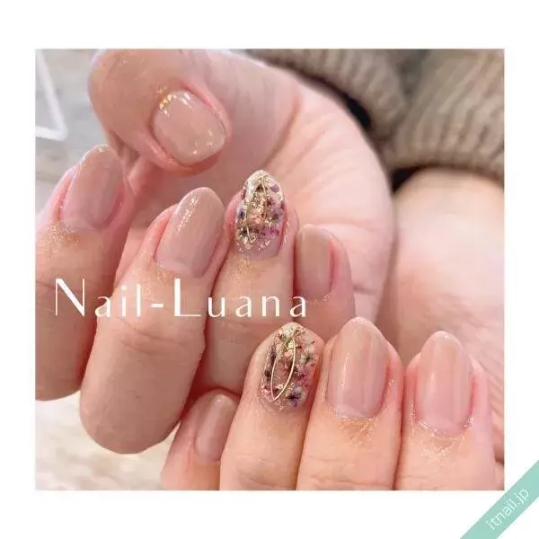 秋ネイルも大人可愛いがテーマ ベージュ フラワー のネイルデザイン特集 ローリエプレス