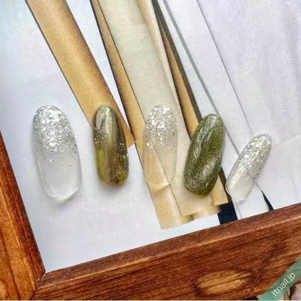 秋からの モスグリーンネイル 特集 こっくりとシックな色合いに夢中 ローリエプレス 秋からの モスグリーンネイル 特集 こっくりとシックな色合いに夢中 ローリエプレス