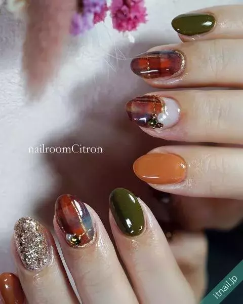 秋からの モスグリーンネイル 特集 こっくりとシックな色合いに夢中 ローリエプレス 秋からの モスグリーンネイル 特集 こっくりとシックな色合いに夢中 ローリエプレス