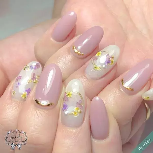 春の押し花ネイル 人気カラー別におすすめデザインをご紹介 ローリエプレス 春の押し花ネイル 人気カラー別におすすめデザインをご紹介 ローリエプレス