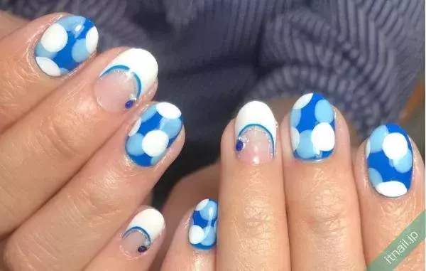 夏におすすめ ホワイト ブルーのドットネイル が爽やか ローリエプレス 夏におすすめ ホワイト ブルーのドットネイル が爽やか ローリエプレス