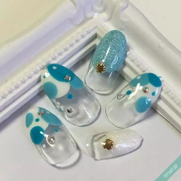 夏におすすめ ホワイト ブルーのドットネイル が爽やか ローリエプレス