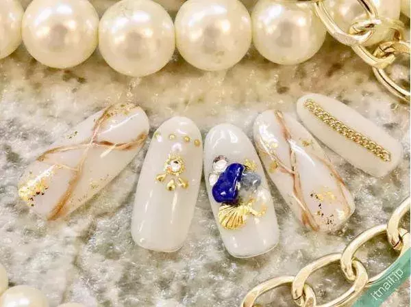 上品に艶やかに ホワイト ゴールドでアートするネイルデザイン ローリエプレス 上品に艶やかに ホワイト ゴールドでアートするネイルデザイン ローリエプレス