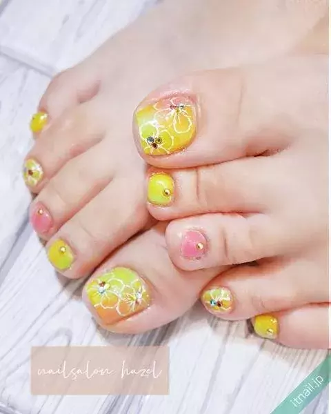 リボンやお花をプラス サンダル映えするイエローのフットネイル ローリエプレス