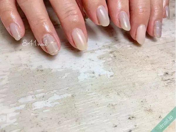 ナチュラルな美しさ 乳白色ネイル でつくる大人の指先 ローリエプレス