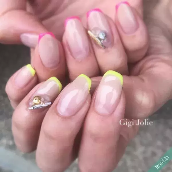 ゴージャスな指先に クリアベース ビジューアートで作るネイルデザイン ローリエプレス