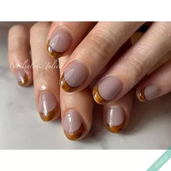 オフィスシーンにもおすすめ べっ甲柄をポイントアートしたネイル ローリエプレス