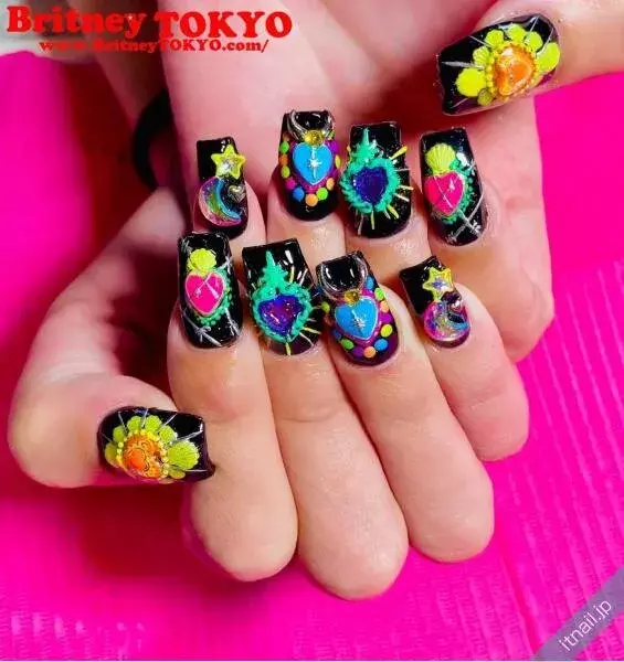 センス抜群 ネオンカラーを差し色にしたネイル でおしゃれ上級者に ローリエプレス