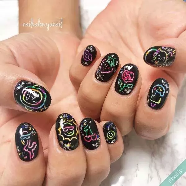 センス抜群 ネオンカラーを差し色にしたネイル でおしゃれ上級者に ローリエプレス