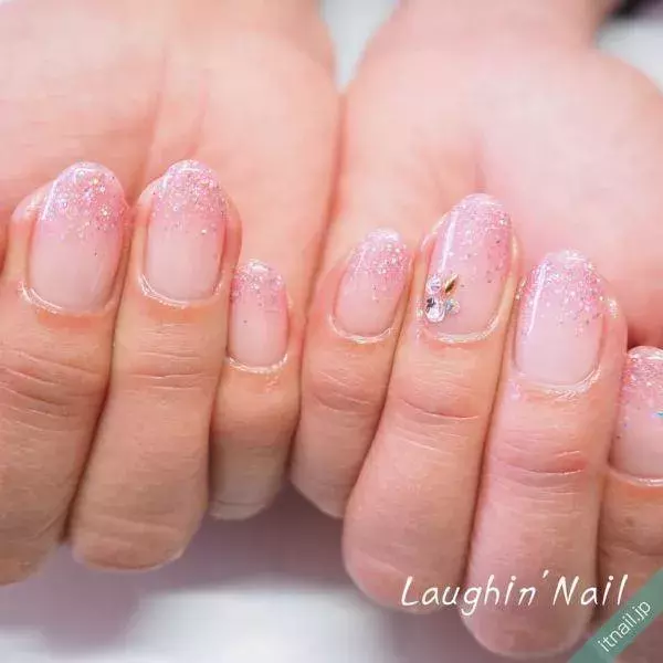 時には大人 時にはガーリー 春 初夏の色味別ピンクラメネイル ローリエプレス