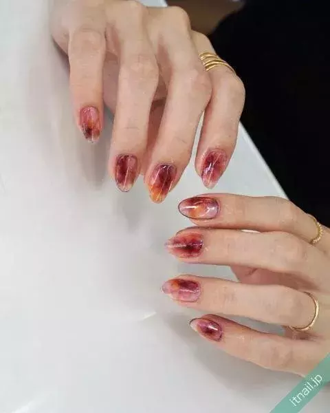 秋カラーで季節を楽しむ 紅葉ネイル デザイン ローリエプレス