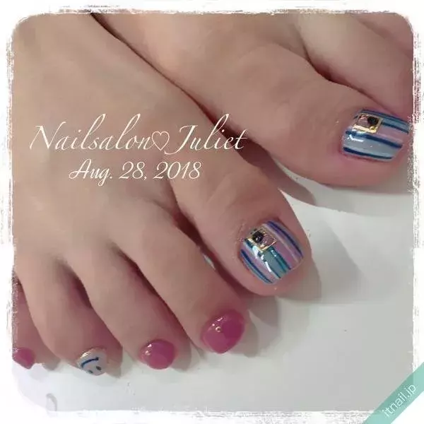 足元のオシャレも手抜きしない ストライプ柄を描いたフットネイル ローリエプレス