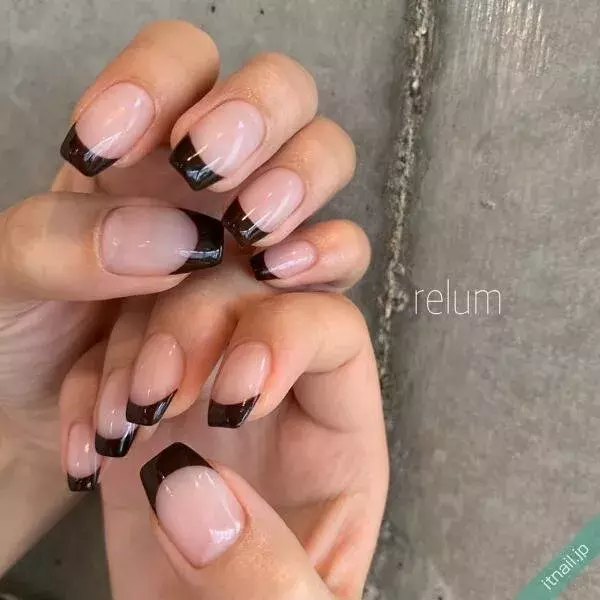 スクエアスタイルで大勝利 最旬 フレンチネイル デザイン８選 ローリエプレス