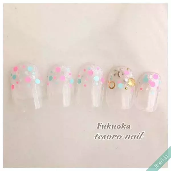 クリアベースのドットネイルで夏を意識 涼しげエアリーなデザイン特集 ローリエプレス クリアベースのドットネイルで夏を意識 涼しげエアリーなデザイン特集 ローリエプレス
