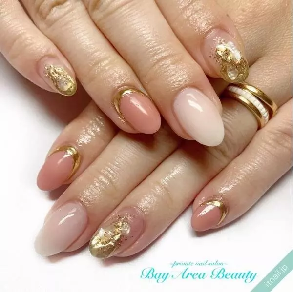 スタイリッシュにまとう 艶ピンク のネイルデザイン８選 ローリエプレス