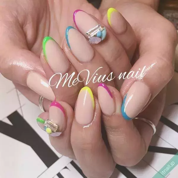 オフィスネイルでも活躍 ネオンカラーの夏ネイルあつめました ローリエプレス オフィスネイルでも活躍 ネオンカラーの夏ネイルあつめました ローリエプレス