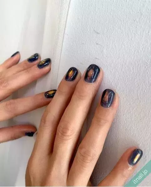 プルシャンブルーのネイル9選 透明感と深みでつくる大人の指先 ローリエプレス プルシャンブルーのネイル9選 透明感と深みでつくる大人の指先 ローリエプレス