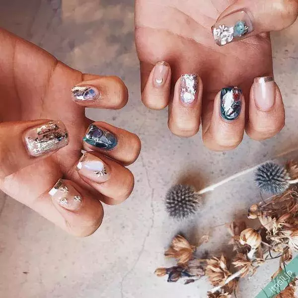 セルフでもトライしやすい トレンドのホイルネイルが気になる ローリエプレス セルフでもトライしやすい トレンドのホイルネイルが気になる ローリエプレス