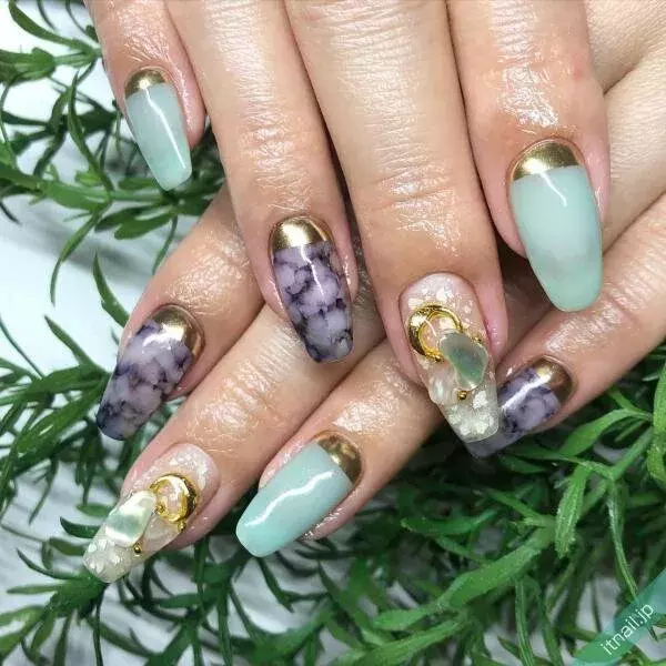 バイカラーのミラーネイル がめちゃオシャレ 人気のミラーをナチュラルにプラスするならこれ ローリエプレス