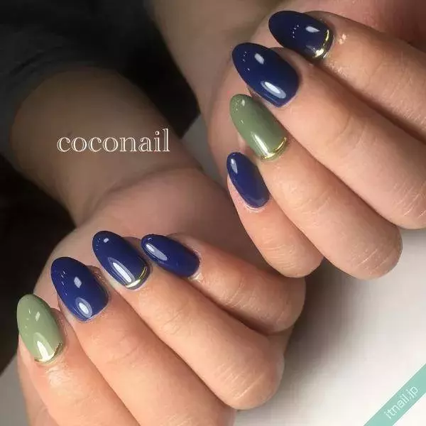 ネイビー メタリックカラー のネイルで シンプルかつ遊び心のある指先に ローリエプレス ネイビー メタリックカラー のネイルで シンプルかつ遊び心のある指先に ローリエプレス
