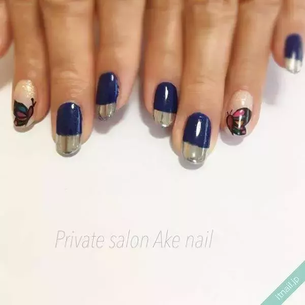 ネイビー メタリックカラー のネイルで シンプルかつ遊び心のある指先に ローリエプレス