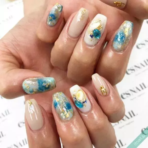 夏にぴったり ホワイト ブルーでアートする涼しげネイル ローリエプレス 夏にぴったり ホワイト ブルーでアートする涼しげネイル ローリエプレス