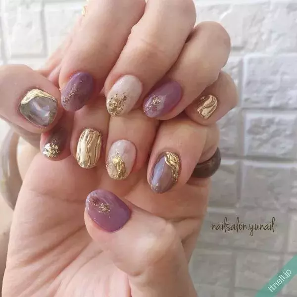 大人のニュアンスネイルは パープル ゴールド で おすすめデザイン9選 ローリエプレス