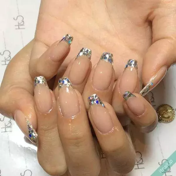 キラッとおしゃれ ホロフレンチネイルで脱マンネリ ローリエプレス