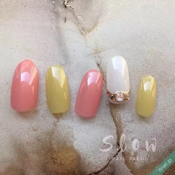 大人のイエローネイルで ファッションに華やかなインパクトをプラス ローリエプレス