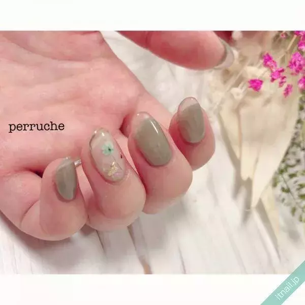 柔らかい色合いで上品に カーキ色で作るフェミニン系ネイル ローリエプレス