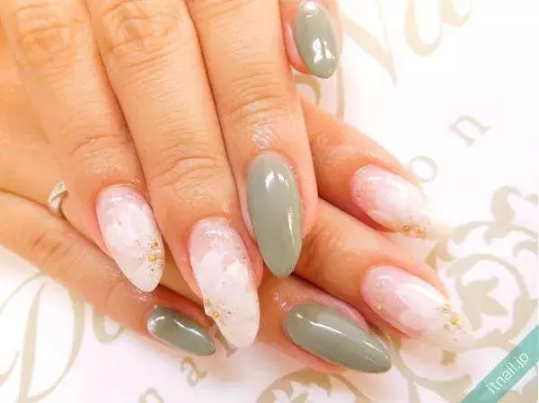 柔らかい色合いで上品に カーキ色で作るフェミニン系ネイル ローリエプレス 柔らかい色合いで上品に カーキ色で作るフェミニン系ネイル ローリエプレス