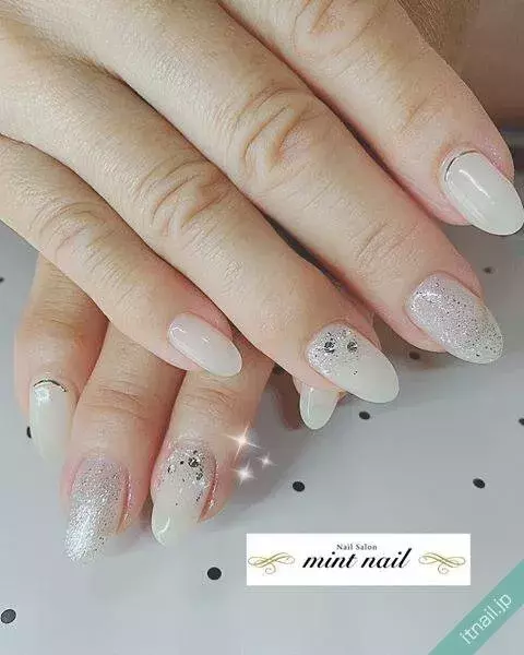 ナチュラルな見た目がオシャレ 乳白色ネイル デザイン8選 ローリエプレス