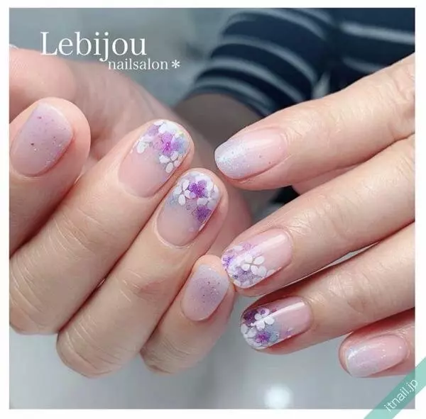 梅雨の時期にぴったり 指先から気分を上げる 紫陽花ネイル デザイン ローリエプレス