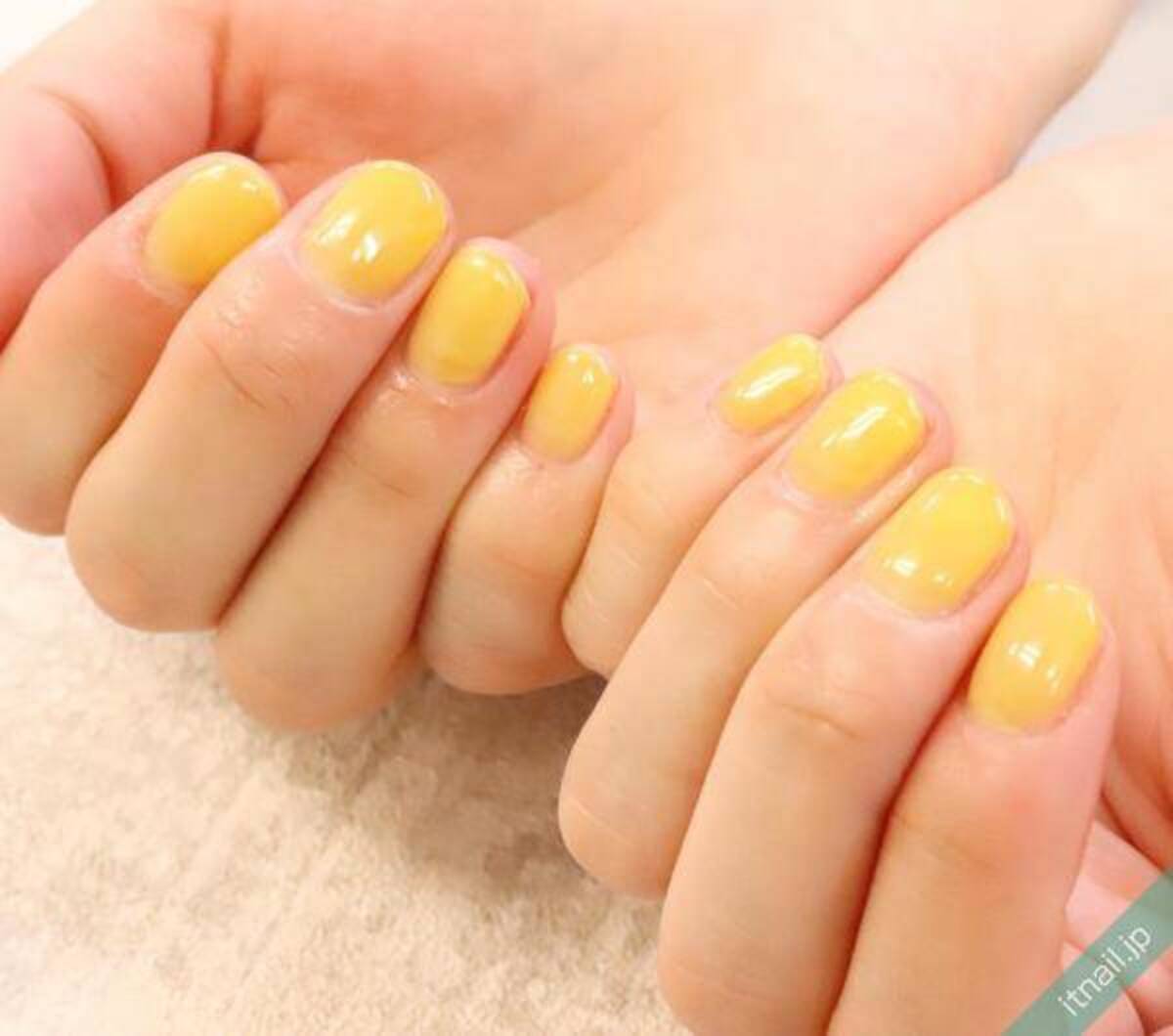 トレンドを意識して メローイエローを取り入れたネイルデザイン ローリエプレス