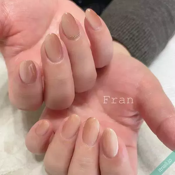 ナチュラル派もok 夏の 縦グラデーションネイル まとめ ローリエプレス