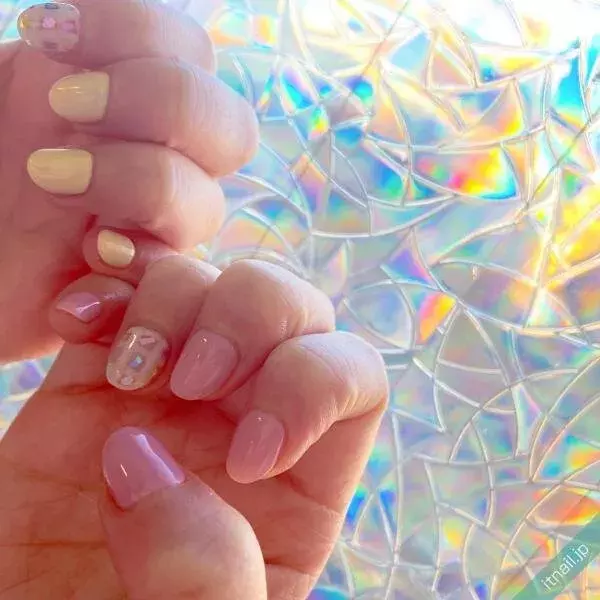 オシャレにきまる イエロー のアシンメトリーネイル10選 ローリエプレス オシャレにきまる イエロー のアシンメトリーネイル10選 ローリエプレス