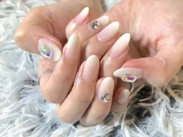 スワロフスキーネイルに恋してる さりげなく 大粒まで キラキラデザイン大集合 ローリエプレス