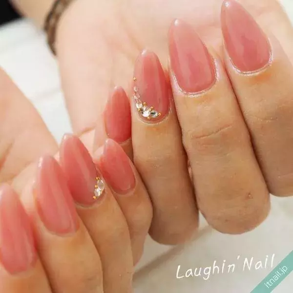 シンプルデザインが素敵 ワンカラーネイルに小技をプラスすると ローリエプレス