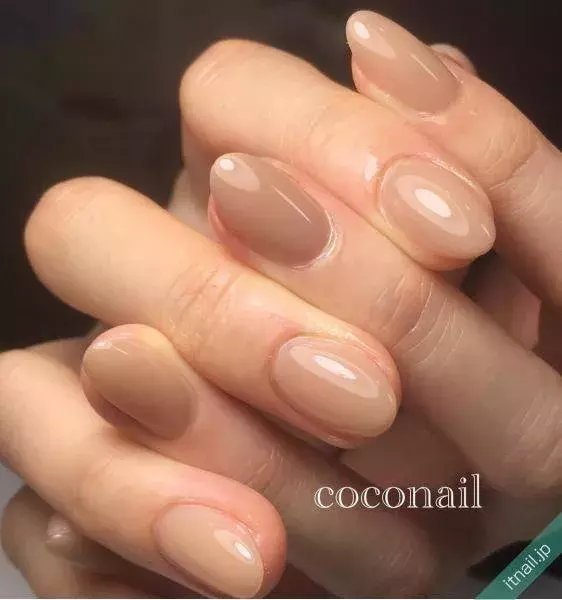 上品でこなれる 秋のオフィスネイルにはモカブラウンが欠かせない ローリエプレス 上品でこなれる 秋のオフィスネイルにはモカブラウンが欠かせない ローリエプレス