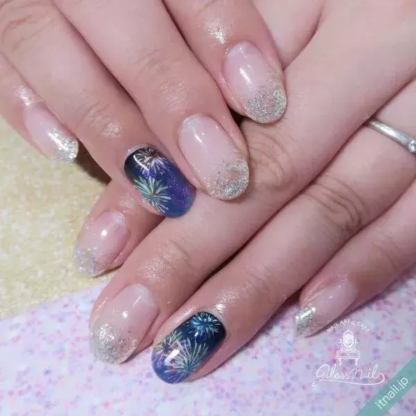 一瞬の美しさをネイルに閉じ込めて 夏の風物詩 花火 が主役のデザイン ローリエプレス 一瞬の美しさをネイルに閉じ込めて 夏の風物詩 花火 が主役のデザイン ローリエプレス