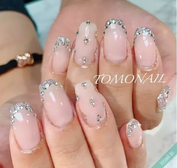 主役はシルバー キラキラ輝くネイルデザイン10選 ローリエプレス