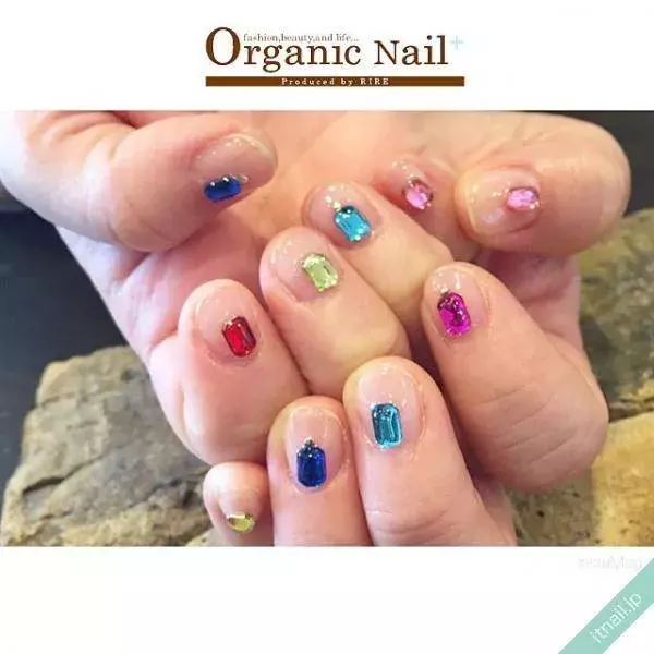 超おすすめ シンプルカラーに映えるカラフルパーツネイル ローリエプレス 超おすすめ シンプルカラーに映えるカラフルパーツネイル ローリエプレス