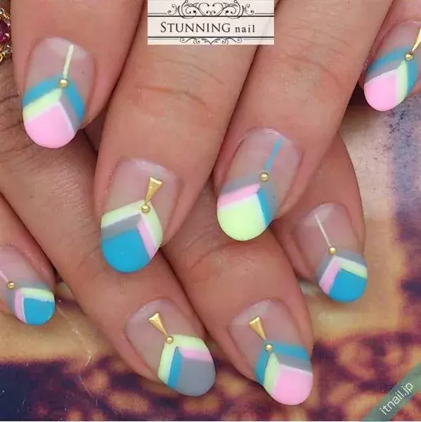 どのデザインにする 三角フレンチネイル のデザインバリエ ローリエプレス どのデザインにする 三角フレンチネイル のデザインバリエ ローリエプレス