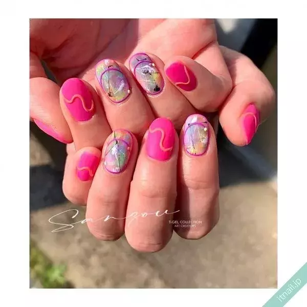 濃いめで鮮やかなピンクネイル8選 とびきりキュートに着飾って ローリエプレス 濃いめで鮮やかなピンクネイル8選 とびきりキュートに着飾って ローリエプレス