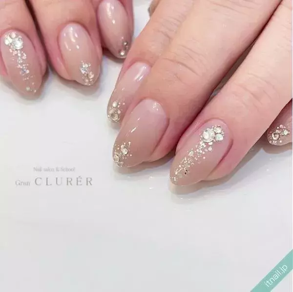 迷ったらコレ ラメ使いで差がつくネイルデザイン ローリエプレス