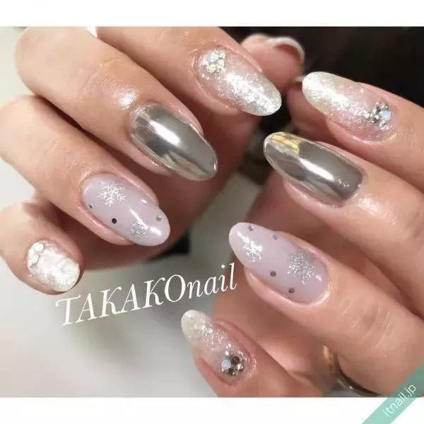 季節を先取り 雪の結晶ネイル 今年はどう楽しむ ローリエプレス 季節を先取り 雪の結晶ネイル 今年はどう楽しむ ローリエプレス