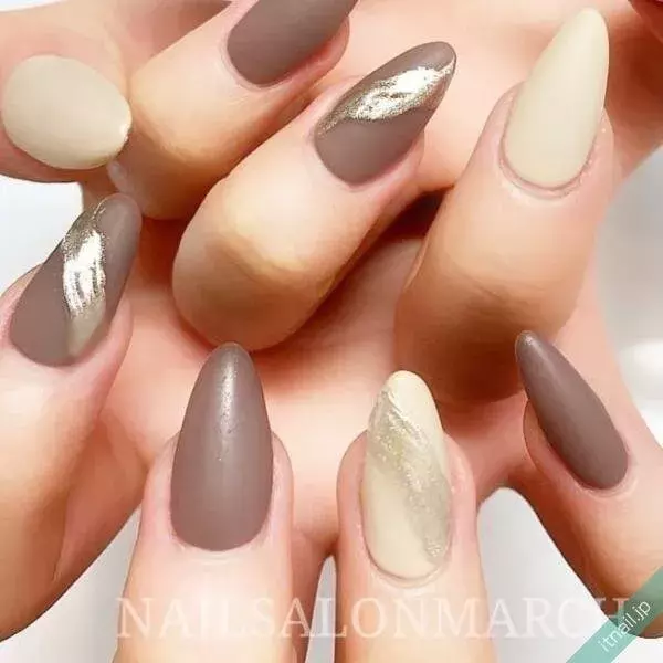 オフィスネイルにも シックな色合いの マットネイル で秋の装い ローリエプレス オフィスネイルにも シックな色合いの マットネイル で秋の装い ローリエプレス