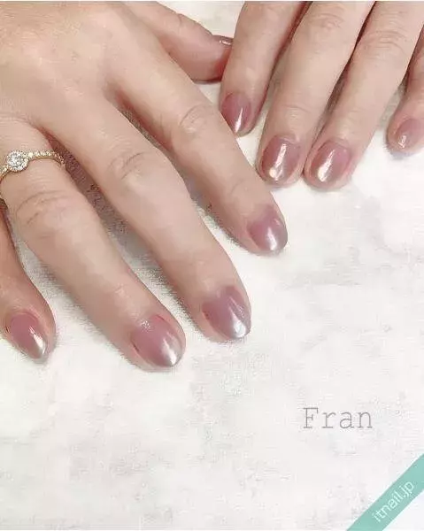 ミラーグラデーションのネイル 人気が止まらない デザインをまとめてcheck ローリエプレス ミラーグラデーションのネイル 人気が止まらない デザインをまとめてcheck ローリエプレス