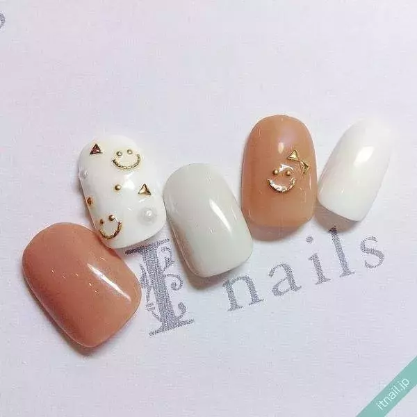 ほっこり笑顔に癒されて ニコちゃんネイルで遊び心満載な手元に ローリエプレス ほっこり笑顔に癒されて ニコちゃんネイルで遊び心満載な手元に ローリエプレス